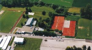 Luftbild der Sportanlagen Greding mit Hallenbad und Tennisanlagen